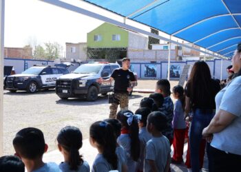 Visitan niñas y niños de preescolar trabajo de policías y bomberos