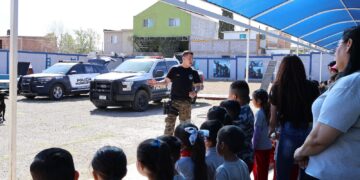 Visitan niñas y niños de preescolar trabajo de policías y bomberos