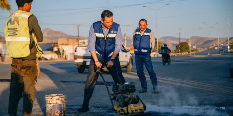 Supervisa Alcalde Bonilla trabajos de bacheo en el boulevard Fuentes Mares