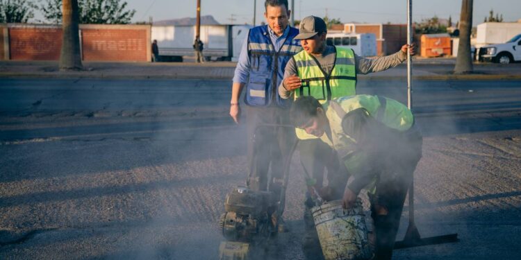 Supervisa Alcalde Bonilla trabajos de bacheo en el boulevard Fuentes Mares