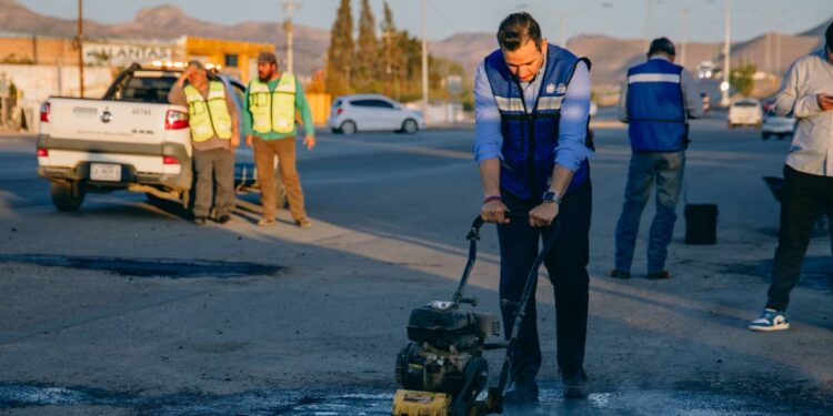 Supervisa Alcalde Bonilla trabajos de bacheo en el boulevard Fuentes Mares