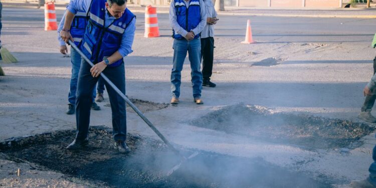 Supervisa Alcalde Bonilla trabajos de bacheo en el boulevard Fuentes Mares