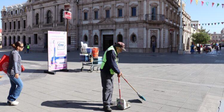 Mantiene municipio limpieza diaria de la Plaza de Armas