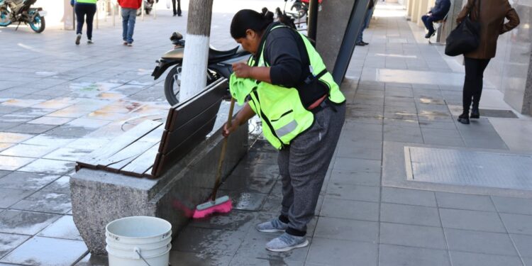 Mantiene municipio limpieza diaria de la Plaza de Armas