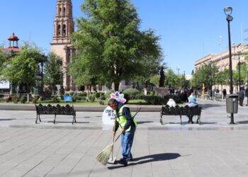 Mantiene municipio limpieza diaria de la Plaza de Armas