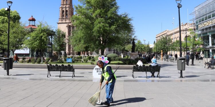 Mantiene municipio limpieza diaria de la Plaza de Armas