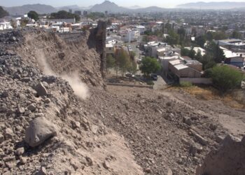 Atienden colapso de muro en el fraccionamiento Lomas La Salle