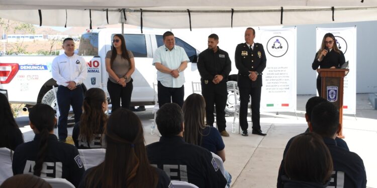 Retira fiscal insignias de servicio a seis caninos tras ocho años de servicio