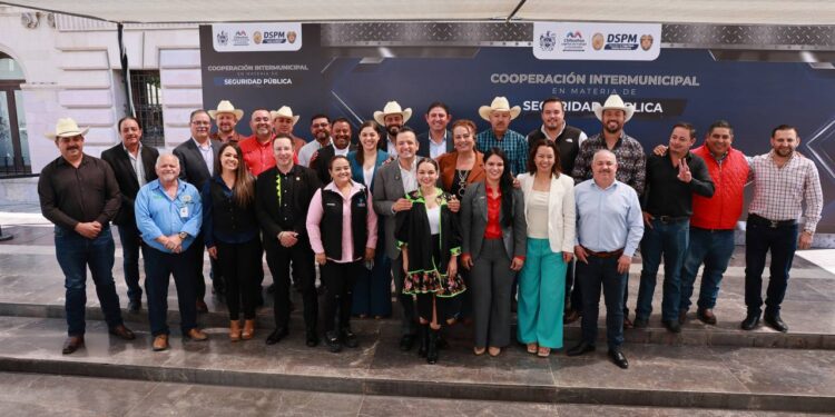 Firman convenio intermunicipal de seguridad y entregan primeras patrullas dadas de baja