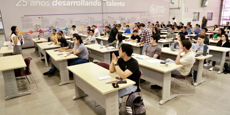 Presentan más de 150 aspirantes examen para capacitarse en Taiwán