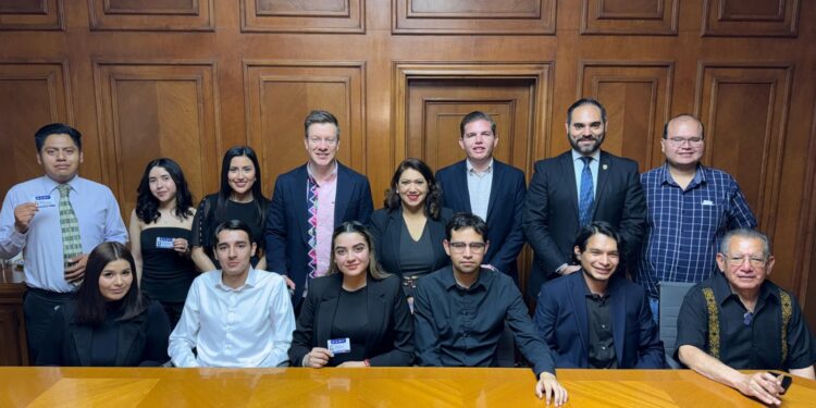 Entregan credenciales a nuevos integrantes del Consejo de Tutelas