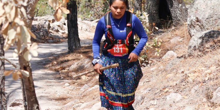 Participan atletas en carrera Copper Canyon Trail Run en el Parque Barrancas