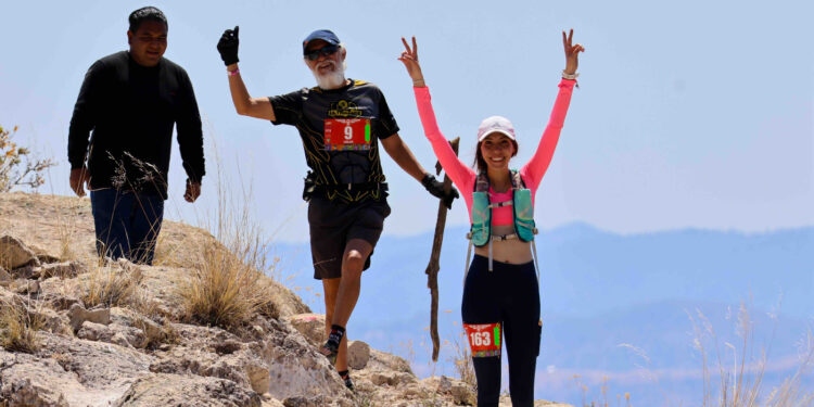 Participan atletas en carrera Copper Canyon Trail Run en el Parque Barrancas