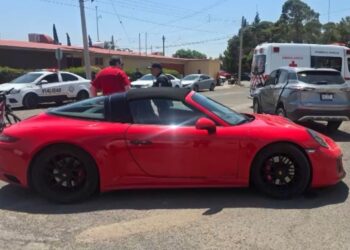 Provoca choque contra auto de lujo al omitir alto