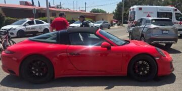 Provoca choque contra auto de lujo al omitir alto