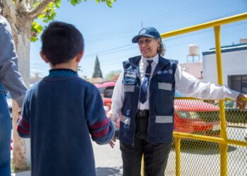 Cuida Lucero Fierro a niños y niñas de kínder gracias al programa “Abuelo Policía