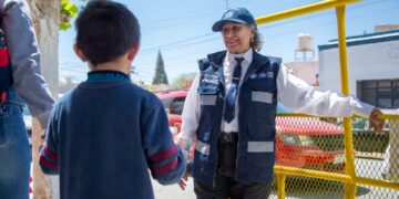 Cuida Lucero Fierro a niños y niñas de kínder gracias al programa “Abuelo Policía
