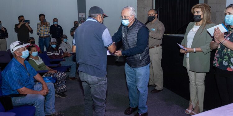Entrega de apoyos a adultos mayores en Cuauhtémoc