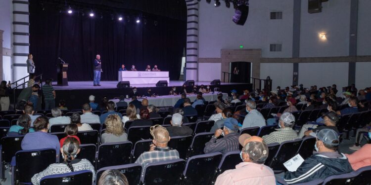 Entrega de apoyos a adultos mayores en Cuauhtémoc