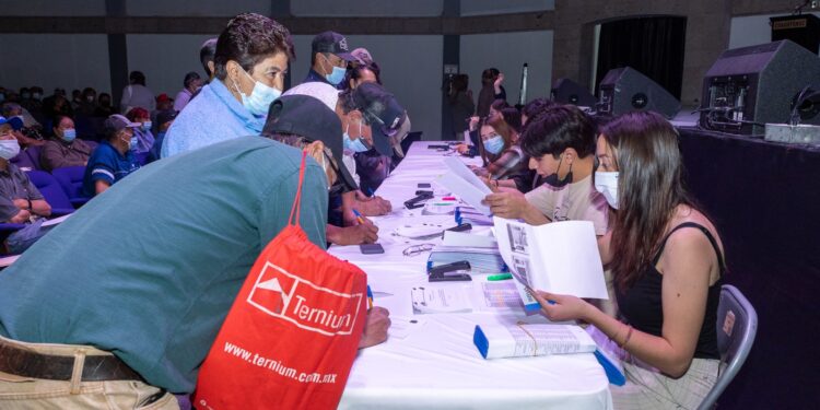 Entrega de apoyos a adultos mayores en Cuauhtémoc