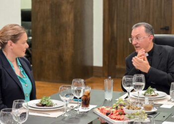 Recibe Maru Campos al nuncio apostólico Joseph Spitieri