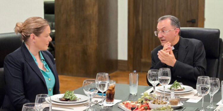 Recibe Maru Campos al nuncio apostólico Joseph Spitieri