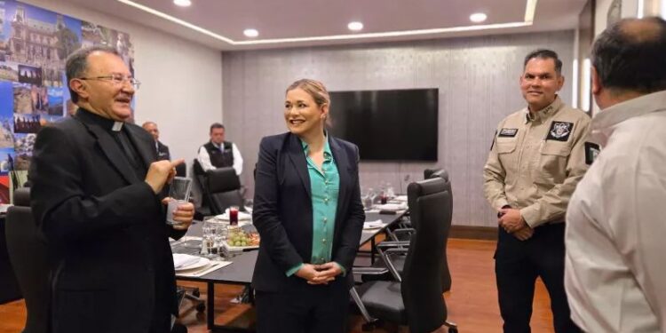 Recibe Maru Campos al nuncio apostólico Joseph Spitieri