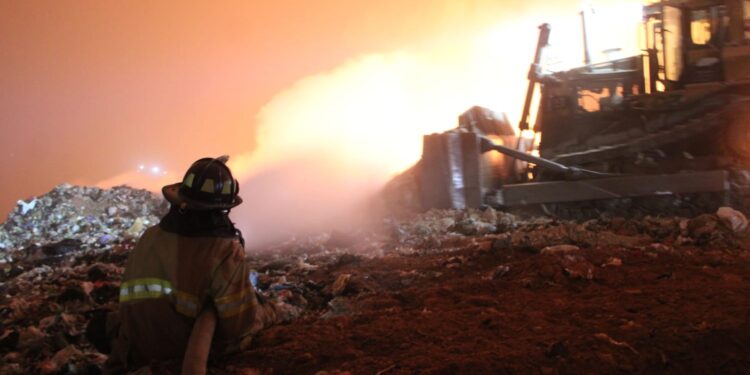Bajo control el incendio en el Relleno Sanitario