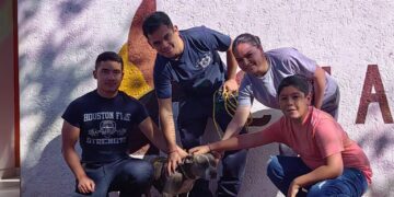 Perrita rescatada por bomberos regresa con su familia, en Cuauhtémoc