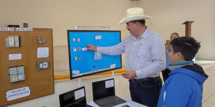 Exponen productos realizados en talleres de Misiones Culturales Rurales