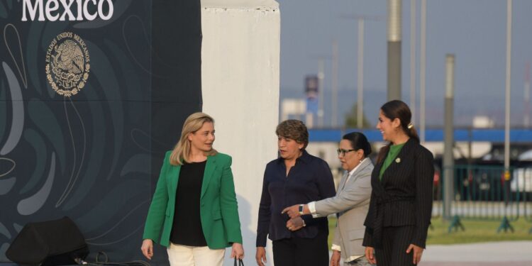 Acude Maru Campos a la inauguración de la FAMEX 2025