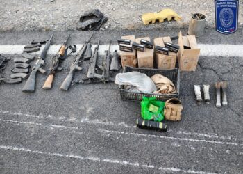 Aseguran arsenal y vehículos tras enfrentamiento en carretera Ojinaga-Aldama