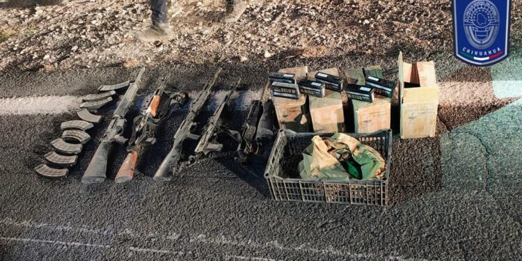 Aseguran arsenal y vehículos tras enfrentamiento en carretera Ojinaga-Aldama