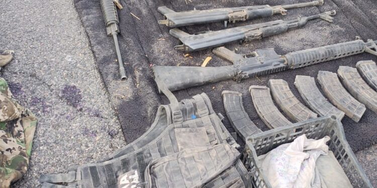 Aseguran arsenal y vehículos tras enfrentamiento en carretera Ojinaga-Aldama