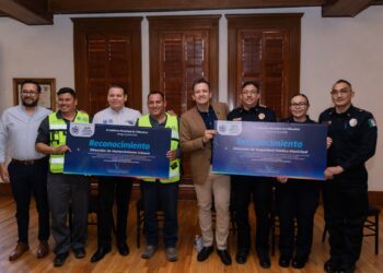 Reconocen labor de bomberos y operadores de pipas en incendios recientes