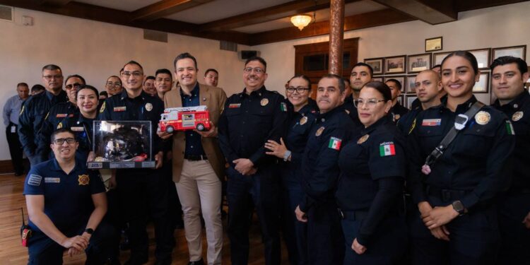Reconocen labor de bomberos y operadores de pipas en incendios recientes