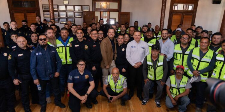 Reconocen labor de bomberos y operadores de pipas en incendios recientes