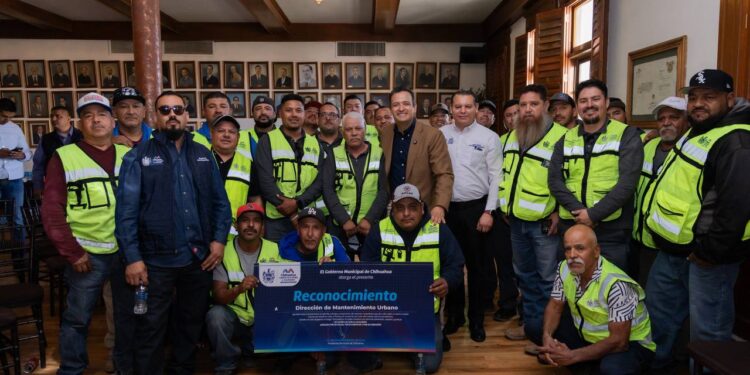 Reconocen labor de bomberos y operadores de pipas en incendios recientes