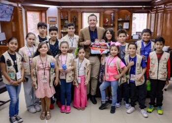 Convive Marco Bonilla con niñas y niños reporteros