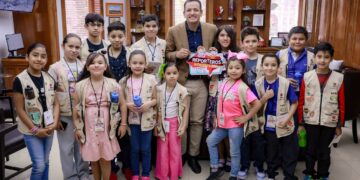 Convive Marco Bonilla con niñas y niños reporteros