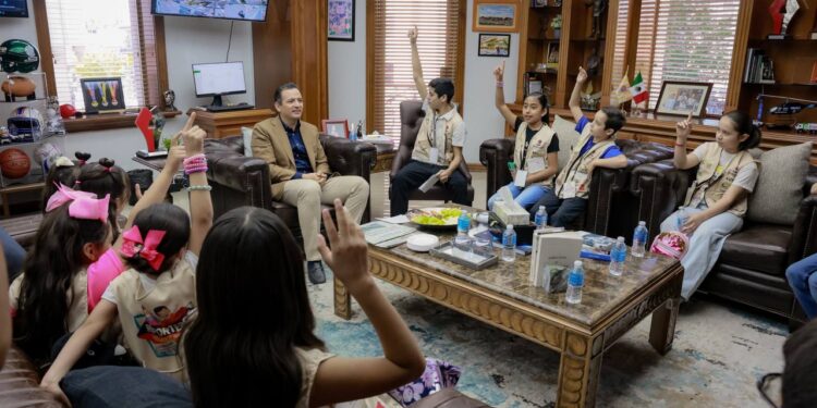 Convive Marco Bonilla con niñas y niños reporteros