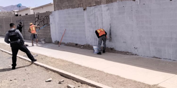 Policías ponen a grafiteros a tapar pintas al oriente de la ciudad