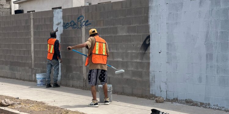 Policías ponen a grafiteros a tapar pintas al oriente de la ciudad
