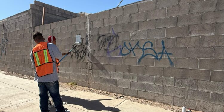 Policías ponen a grafiteros a tapar pintas al oriente de la ciudad