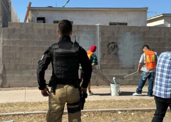 Policías ponen a grafiteros a tapar pintas al oriente de la ciudad