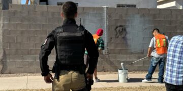 Policías ponen a grafiteros a tapar pintas al oriente de la ciudad