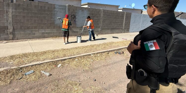 Policías ponen a grafiteros a tapar pintas al oriente de la ciudad