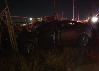 Conductor ebrio derriba poste de telefonía en Delicias