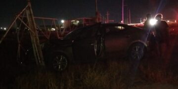 Conductor ebrio derriba poste de telefonía en Delicias