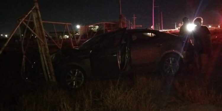 Conductor ebrio derriba poste de telefonía en Delicias